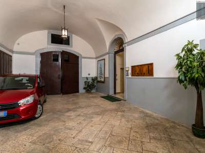 Non ci resta ora che entrare per andare a scoprire i magnifici interni del palazzo. Ci ritroviamo subito in un atrio abbellito da piante...